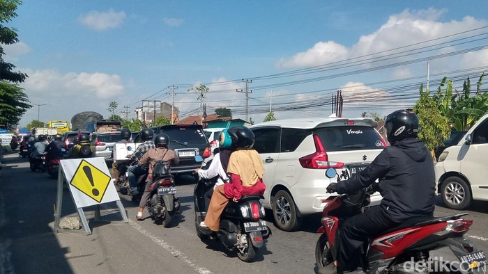 Kepadatan arus lalu lintas di Jalan Jogja-Solo exit tol Jogonalan, Klaten.
