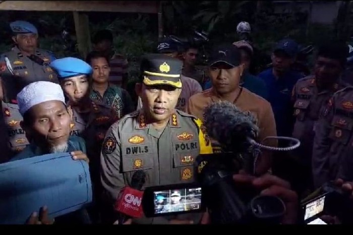 Kepala Bidang Humas Polda Sumbar Kombes Pol Dwi Sulistyawan usai mengunjungi rumah korban NSK (18) di Parit Malintang, Jumat (13/9/2024). (ANTARA/HO-PoldaSumbar)
