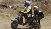 Peserta memacu motor Vespa saat mengikuti Scooter Fun Cross di Gor Jayabaya, Kota Kediri, Jawa Timur, Sabtu (14/9/2024).