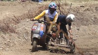 Scooter Fun Cross merupakan ajang silaturahmi pecinta skuter Vespa modifikasi offroad pada gelaran Kediri Scooter Festival #7. 
