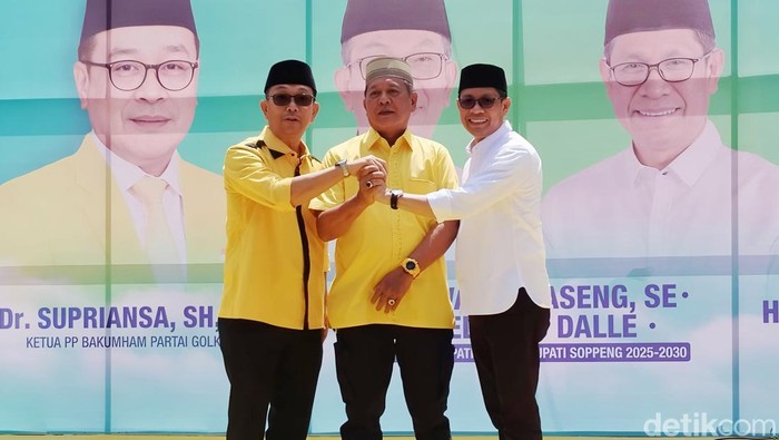 Ketua DPD II Golkar Soppeng Andi Kaswadi Razak (tengah) didampingi Suwardi Haseng (kiri) dan Selle Ks Dalle (kanan).