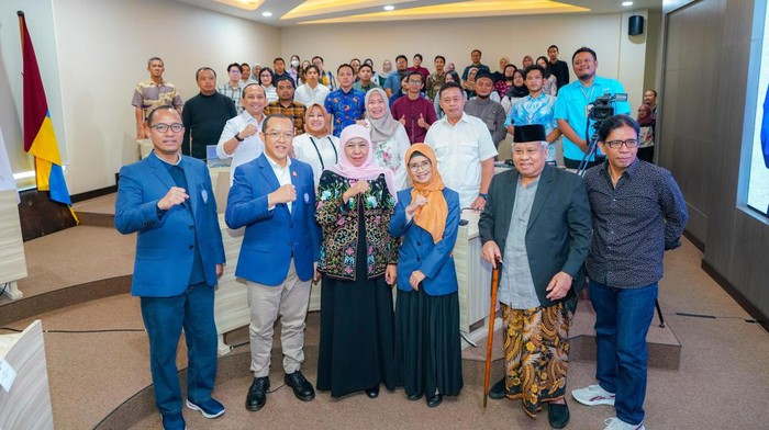 Khofifah Indar Parawansa bersama sejumlah akademisi dan mahasiswa pascasarjana Unair.