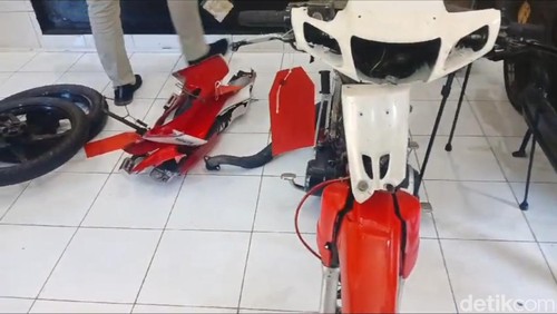 Kondisi motor yang dicuri 2 remaja di Jembrana saat ditampilkan di rilis pers Aula Mapolres Jembrana, Sabtu (14/9/2024). (I Putu Adi Budiastrawan/detikBali)