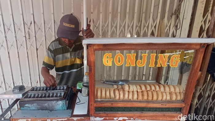 Kue gonjing di Cirebon