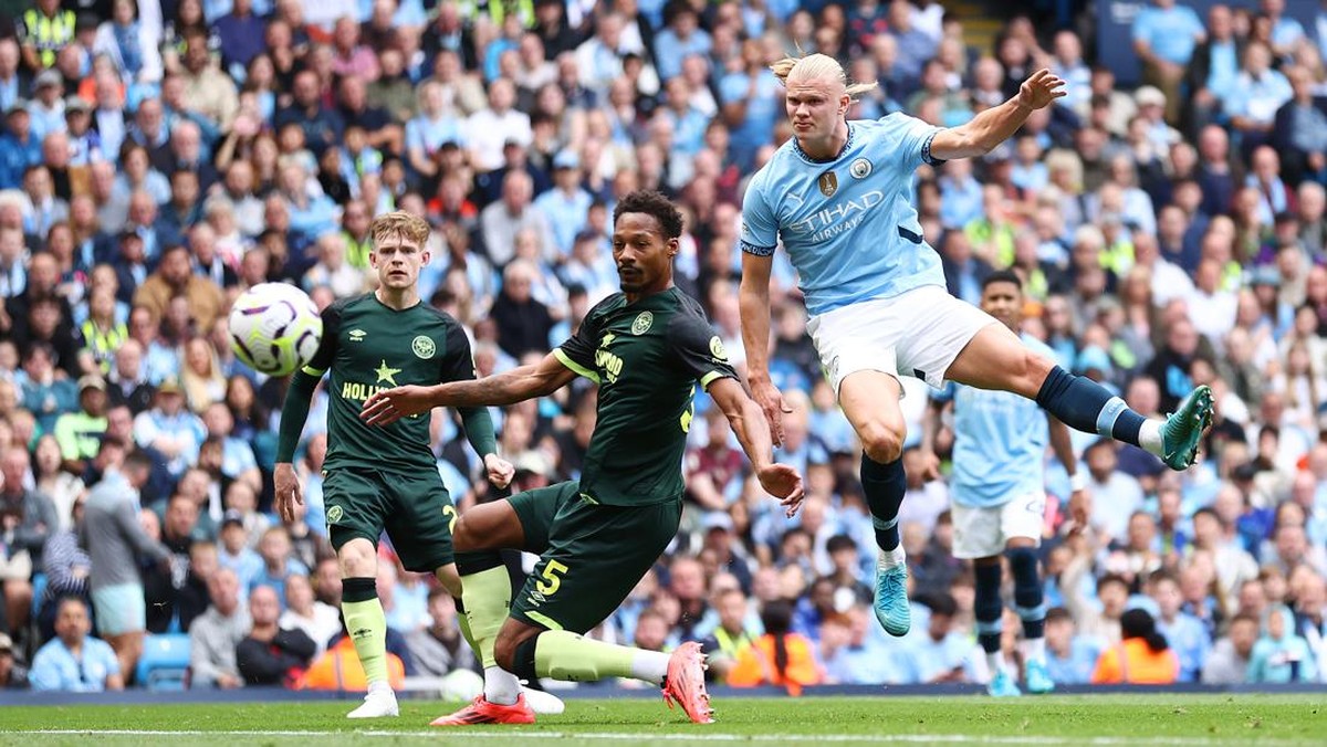 Bola tembakan Erling Haaland yang merobek gawang Brentford. (Foto: Getty Images/Naomi Baker)