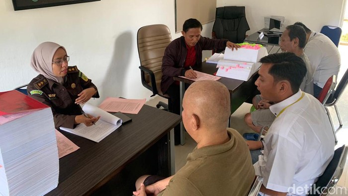 Mantan kepsek dan bendahara SMP di Bengkulu korupsi dana BOS untuk judi online.