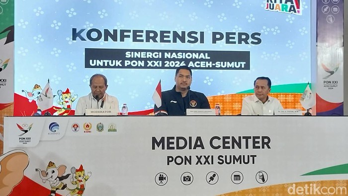 Menpora Dito Ariotedjo saat konferensi pers di Medan, Sumut. (Finta Rahyuni/detikSumut)