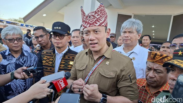 Menteri ATR/BPN Agus Harimurti Yudhoyono (AHY) di sela-sela penyerahan sertifikat tanah untuk warga eks Timor Timur di Desa Oebola Dalam, Kecamatan Fatuleu, Kabupaten Kupang, NTT, Sabtu (14/08/2024). (Foto: Yufengki Bria/detikBali)