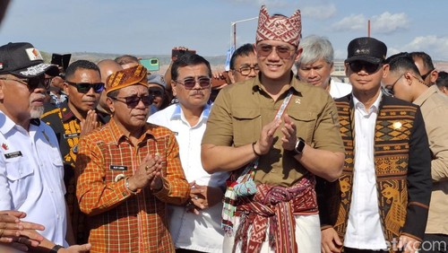 Menteri ATR/BPN Agus Harimurti Yudhoyono (AHY) disambut masyarakat Desa Oebola Dalam, Kecamatan Fatuleu, Kabupaten Kupang, NTT, Sabtu (14/08/2024). (Foto: Yufengki Bria/detikBali)