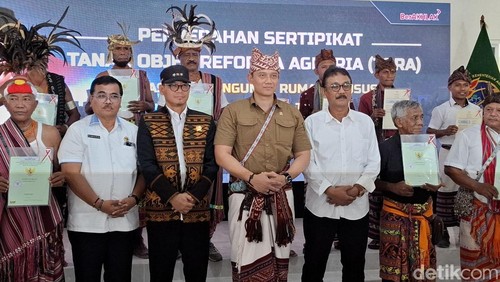 Menteri ATR/BPN Agus Harimurti Yudhoyono (AHY) saat penyerahan sertifikat tanah untuk warga eks Timor Timur di Desa Oebola Dalam, Kecamatan Fatuleu, Kabupaten Kupang, NTT, Sabtu (14/08/2024). (Foto: Yufengki Bria/detikBali)