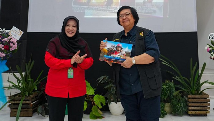 Menteri Lingkungan Hidup dan Kehutanan (LHK) Siti Nurbaya menerima anugerah sebagai Ibu Manggala Agni, Ibu Patriot Langit Biru. (dok istimewa).