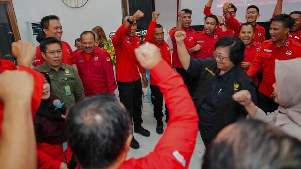 Menteri Lingkungan Hidup dan Kehutanan (LHK) Siti Nurbaya menerima anugerah sebagai Ibu Manggala Agni, Ibu Patriot Langit Biru. (dok istimewa).