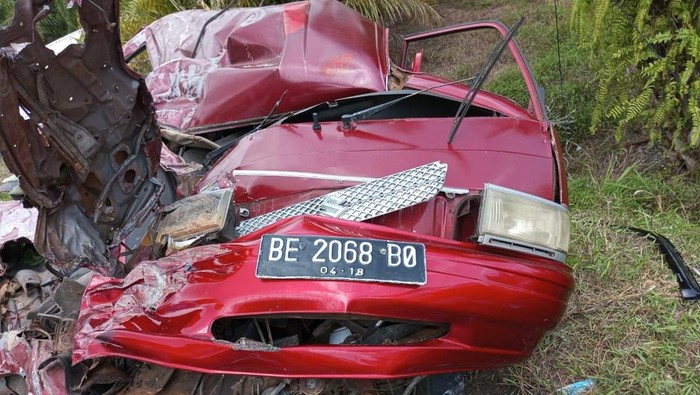 Minibus tertimpa truk fuso di Tanjakan Lemong Pesisir Barat.