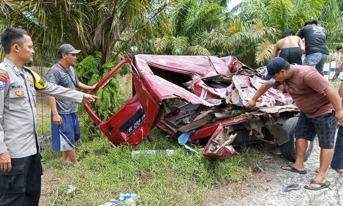 Mobil minibus tergencet truk fuso di Pesisir Barat Lampung.