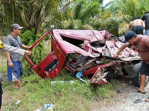 Minibus Tertimpa Truk Fuso di Tanjakan Pesisir Barat, Satu Keluarga Terjebak