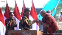 Saya berikan apresiasi dan penghargaan setinggi-tingginya atas pembangunan Swissotel Nusantara yang dikerjakan dalam waktu 9 bulan, ujar  Jokowi. Nampak Aguan kembali bersalaman dengan Jokowi. Sebagai informasi, Aguan adalah  Ketua Konsorsium Nusantara yang menaungi investor lokal menanamkan modal di IKN. Aguan juga adalah Agung Sedayu Group, pemilik Pantai Indah Kapuk (PIK).Foto: Dok. Tangkapan Layar YouTube Sekretariat Presiden/BPMI Sekretariat Presiden