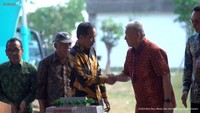 Usai menyampaikan sambutan, Jokowi nampak berjabat tangan dengan pengusaha sekaligus Ketua Konsorsium Nusantara Sugianto Kusuma atau karib disapa Aguan. Nampak mendampingi Jokowi antara lain Menteri Sekretaris Kabinet Pratikno dan Menteri PUPR Basuki Hadimuljono (memakai topi). Foto: Dok. Tangkapan Layar YouTube Sekretariat Presiden/BPMI Sekretariat Presiden