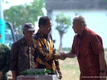 Momen Jabat Tangan Erat Jokowi dan Aguan di IKN