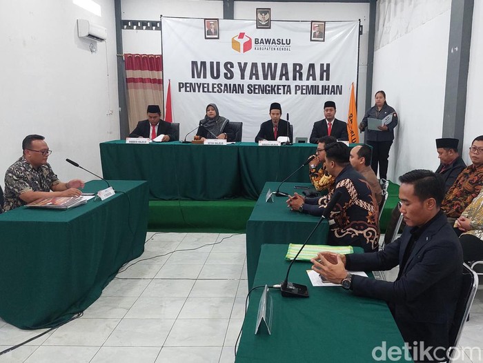 Musyawarah terbuka pembacaan putusan hasil sengketa Pilkada Kendal 2024 di kantor Bawaslu Kendal, Jawa Tengah, Sabtu (14/9/2024).