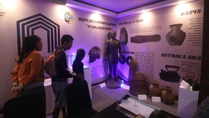 Pameran koleksi lima museum di Kediri Pj. Wali Kota Kediri Zanariah (kiri) mengamati perhiasan koleksi Museum Mpu Tantular saat pembukaan pameran lima museum di Taman Sekartaji Kota Kediri, Jawa Timur, Jumat (13/9/2024). Pameran yang menampilkan sejumlah koleksi dari lima museum yakni Museum Sepuluh Nopember Surabaya, Museum Daerah Tulungagung, Museum Anjuk Ladang Nganjuk, Museum Mpu Tantular Sidoarjo, dan Museum Airlangga Kota Kediri tersebut sebagai upaya memperkenalkan keberadaan koleksi museum sekaligus menanamkan cinta tanah air kepada generasi muda. ANTARA FOTO/Prasetia Fauzani/YU