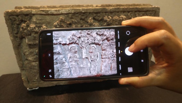 Pj. Wali Kota Kediri Zanariah (kiri) mengamati perhiasan koleksi Museum Mpu Tantular saat pembukaan pameran lima museum di Taman Sekartaji Kota Kediri, Jawa Timur, Jumat (13/9/2024). Pameran yang menampilkan sejumlah koleksi dari lima museum yakni Museum Sepuluh Nopember Surabaya, Museum Daerah Tulungagung, Museum Anjuk Ladang Nganjuk, Museum Mpu Tantular Sidoarjo, dan Museum Airlangga Kota Kediri tersebut sebagai upaya memperkenalkan keberadaan koleksi museum sekaligus menanamkan cinta tanah air kepada generasi muda. ANTARA FOTO/Prasetia Fauzani/YU