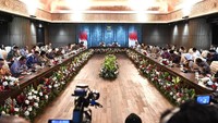 Presiden RI mengungkapkan pada sambutannya bahwa kita semuanya harus mendukung penuh program Presiden Terpilih dan memastikan transisi pemerintahan berjalan efektif.