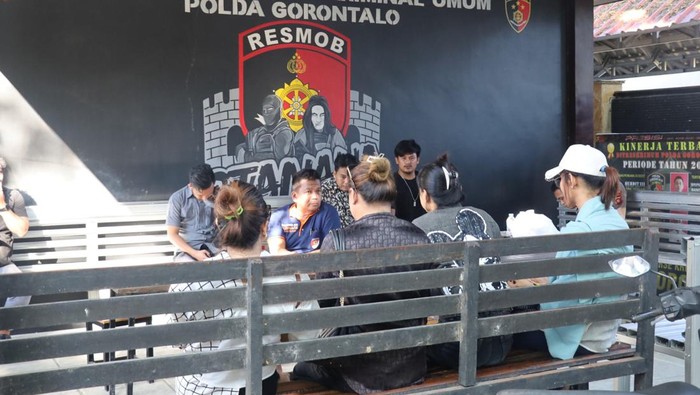 Panitia Pemilihan Ratu Transgender Gorontalo dipanggil polisi.