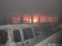 Hagus Belasan Mobil saat Pasar Comboran Malang Terbakar