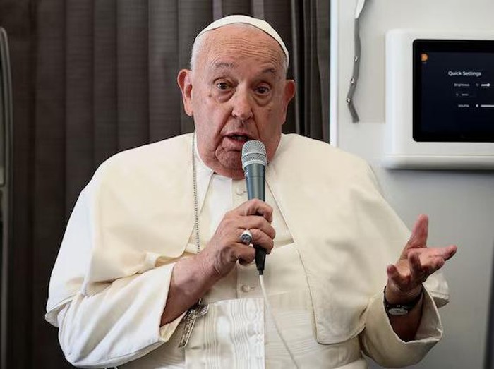 Paus Fransiskus menggelar konferensi pers di dalam penerbangan kembali ke Roma pada 13 September Pope Francis holds a news conference aboard the papal plane on his flight back after his 12-day journey across Southeast Asia and Oceania, September 13, 2024. REUTERS/Guglielmo Mangiapane/Pool Purchase Licensing Rights