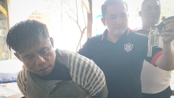 Pelaku pencuri motor yang babak belur usai dihajar warga.