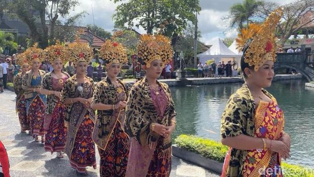 Pembukaan Festival Tirta Gangga dengan menampilkan parade budaya hingga kesenian Bali Timur, Sabtu (14/9/2024). (I Wayan Selamat Juniasa)