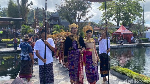 Pembukaan Festival Tirta Gangga dengan menampilkan parade budaya hingga kesenian Bali Timur, Sabtu (14/9/2024). (I Wayan Selamat Juniasa)