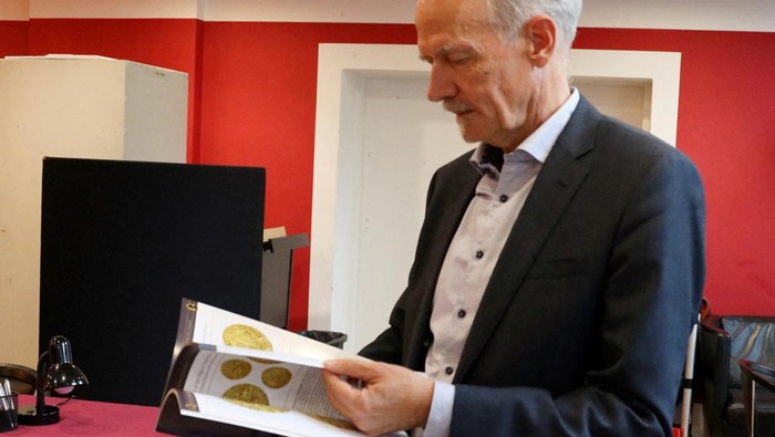 Penampakan Koin Kuno Dilelang Rp 1,4 Triliun Koin yang mimik usia ratusan tahun milik raja mentega Denmark Lars Emil Bruun akan di lelang hingga Rp 1,4 trilliun Begini penampakannya.