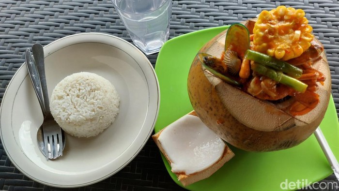 Penampilan seafood batok kelapa muda di Restoran Bageur Seafood Cirebon