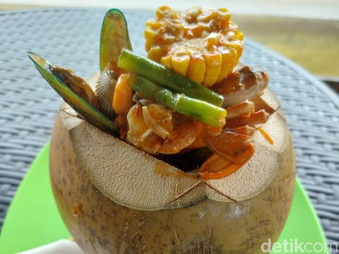 Penampilan seafood batok kelapa muda di Restoran Bageur Seafood Cirebon