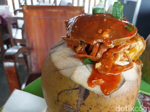 Penampilan seafood batok kelapa muda di Restoran Bageur Seafood Cirebon