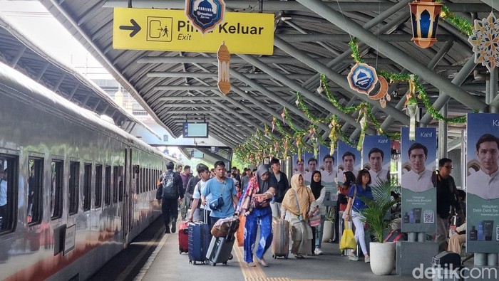 Libur panjang, penumpang padati stasiun Surabaya Gubeng