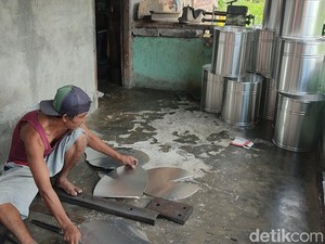 Dulu Terkenal, Kini Perajin Dandang di Lubuklinggau Gulung Tikar