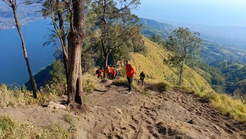 Personel SAR gabungan masih mencari perempuan asal Tabanan yang terperosok di lereng Gunung Abang, Kintamani, Bangli, Sabtu (14/9/2024). (Dok Basarnas Bali)