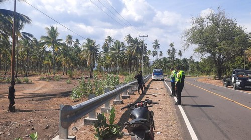 Polisi melakukan olah TKP tabrakan dua motor di Sikka, NTT, Sabtu (14/9/2024).