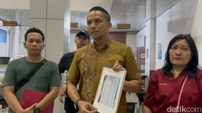 Polisi menunjukkan foto salah satu pelaku pembegal Matnur sopir travel dari rekaman CCTV.