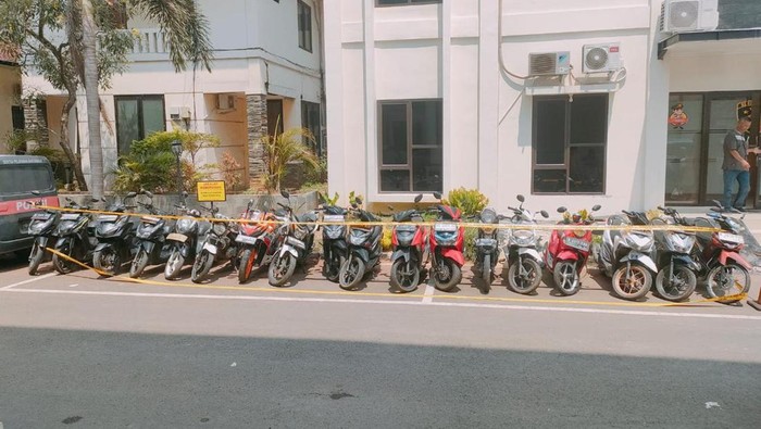 Polisi menyita puluhan motor hasil kejahatan di sebuah gudang di Cibarusah, Bekasi.