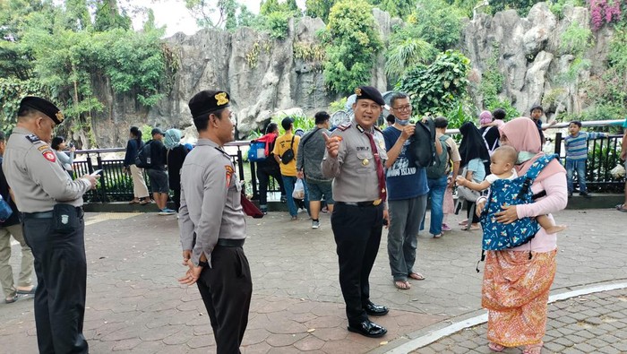 Polisi Wisata Ditpamobvit Polda Metro Jaya memberikan pelayanan dan pengamanan kepada pengunjung wisatawan di Ragunan, Jakarta Selatan