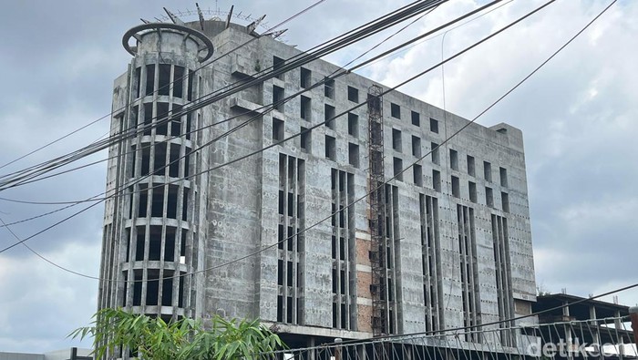 Potret gedung terbengkalai puluhan tahun di Jalan Sisingamangaraja Medan (Kartika Sari/detikcom)