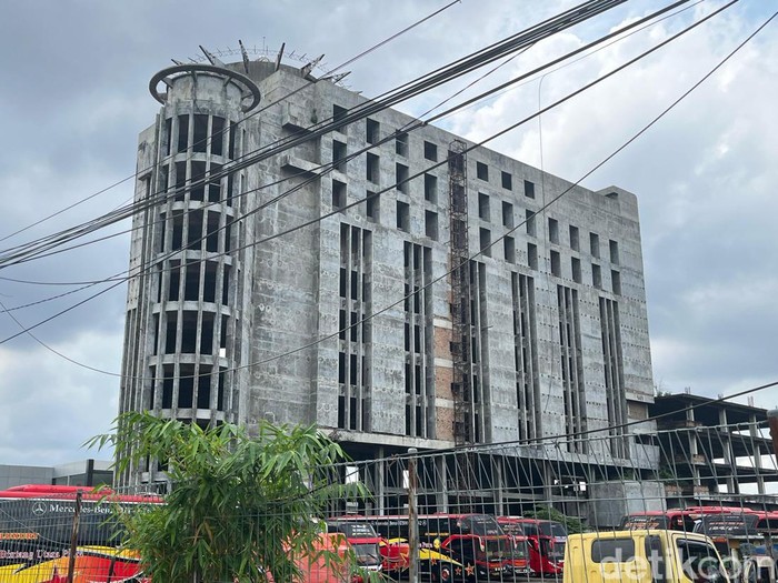Potret gedung terbengkalai puluhan tahun di Jalan Sisingamangaraja Medan (Kartika Sari/detikcom)