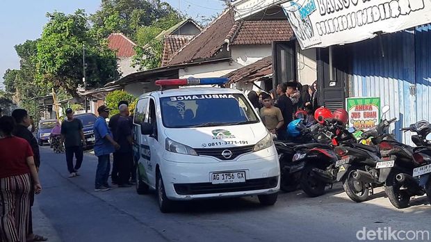 Proses pemakaman mayat wanita kemeja pink yang dibuang di Pacet, Mojokerto di Kediri.