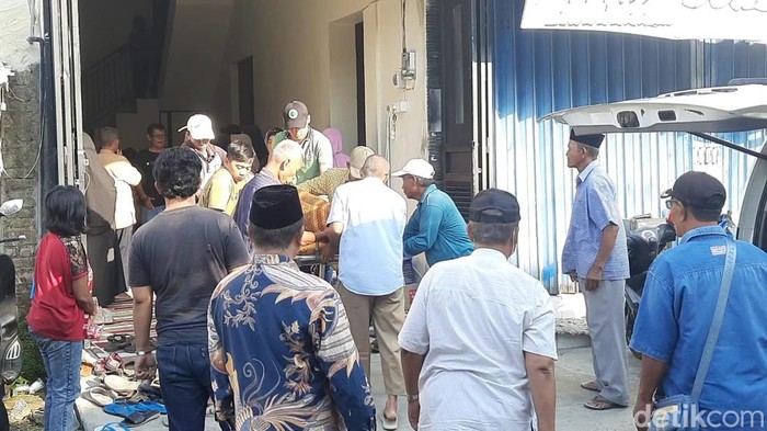 Proses pemakaman mayat wanita kemeja pink yang dibuang di Pacet, Mojokerto di Kediri.