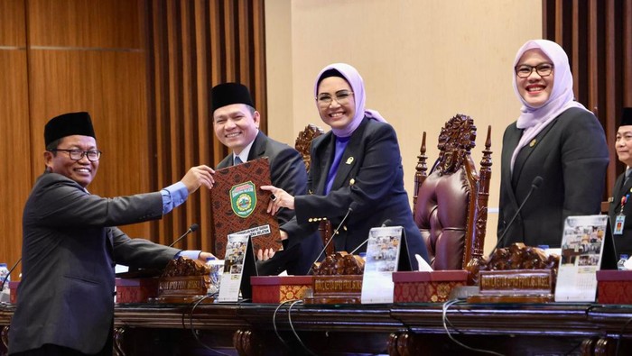 Rapat Paripurna membahas tentang PT Bank SumselBabel menjadi Perseroda.