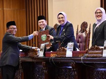 Pj Gubernur-DPRD Sumsel Teken Keputusan Raperda PT BSB Jadi Perseroda