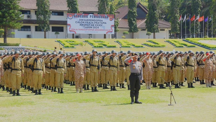 Ratusan Calon Praja IPDN Mengikuti Diksarmendispra Sebanyak 721 orang calon praja pratama angkatan XXXV mengikuti rangkaian Seleksi Penerimaan Calon Praja IPDN tahun 2024. Ini momennya